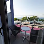 Apartment Okeania Seafront In Kamena Vourla