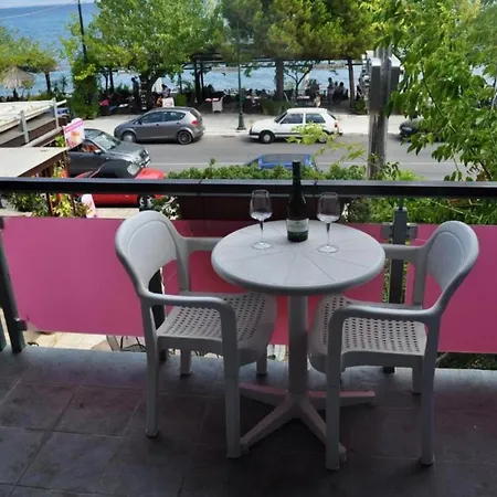 Okeania Seafront In Apartment
